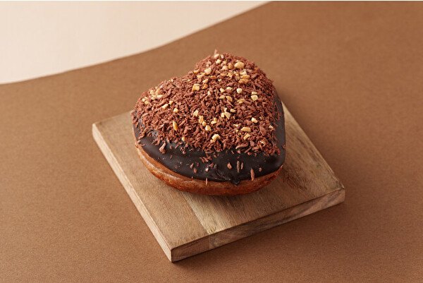 koe donuts kyotoのバレンタインシーズン限定レギュラードーナツ「ふわふわ チョコレートオレンジハート」