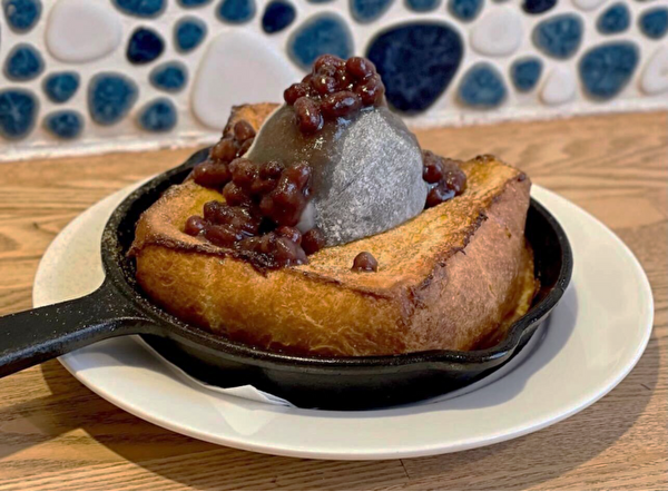 東京・自由が丘「パンとエスプレッソと自由形」の「ムーの黒ゴマあずきフレンチトースト」