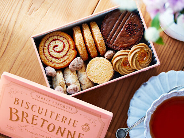 ビスキュイテリエ ブルトンヌの季節限定クッキー缶「コーラルピンク」