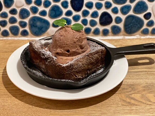 東京・自由が丘「パンとエスプレッソと自由形」のバレンタイン限定「ムーの鉄板ショコラフレンチトースト」