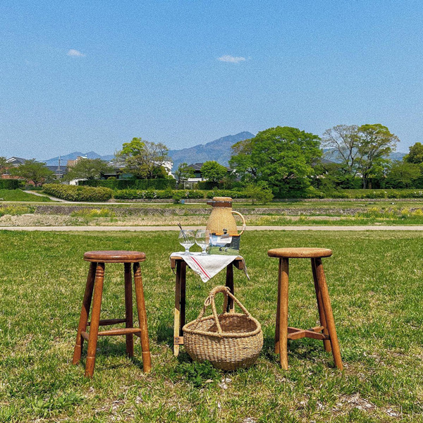 京都の鴨川の景色と、WIFE & HUSBANDのピクニックセット