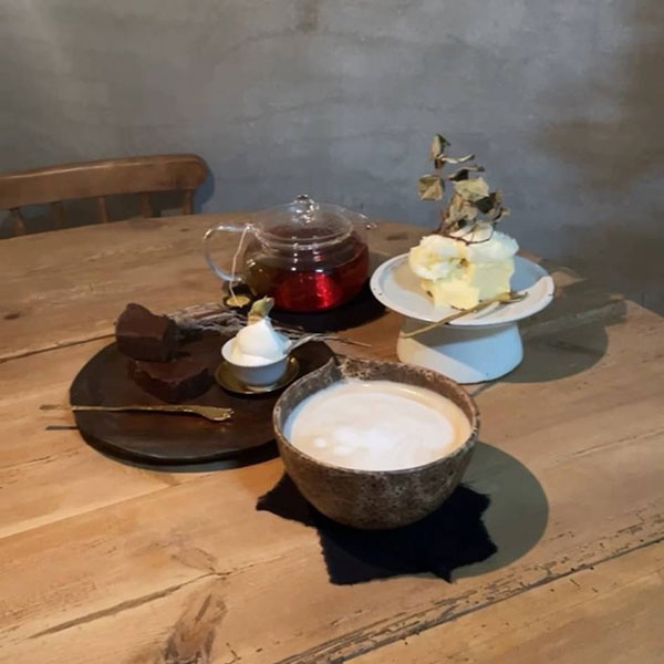 福岡・博多にあるカフェ「OYATUYA.U（オヤツユー）の喫茶」のカフェラテとチーズケーキ