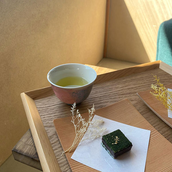 石川・金沢にあるアート体験スポット「金沢茶寮」の、色付けした器と「shi ha ri チョコ」