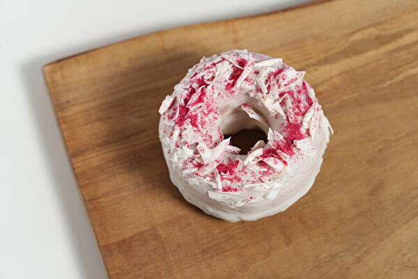 koe donuts kyotoと牛乳石鹸のコラボドーナツ「焼きドーナツ 赤箱×ラズベリーホワイトチョコレート」