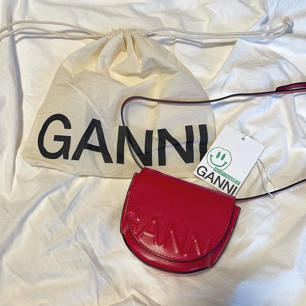 GANNIのレザーショルダーバッグ