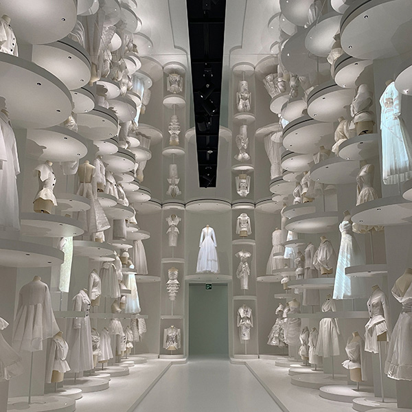 東京都現代美術館で開催されている「クリスチャン・ディオール、夢のクチされている