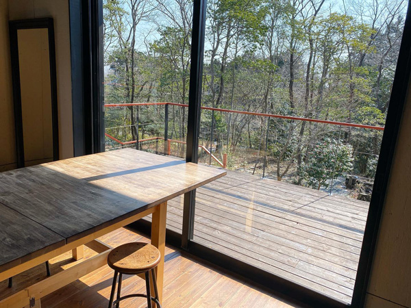 大きな窓から三重の自然を堪能できるカフェ「nest」
