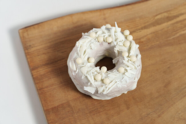 koe donuts kyotoと牛乳石鹸のコラボドーナツ「焼きドーナツ 赤箱×バブルホワイトチョコレート」
