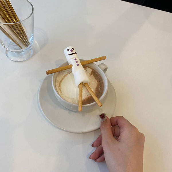 大阪・東大阪にあるカフェ「&latte」の、マシュマロがかわいい『マシュマロラテ』