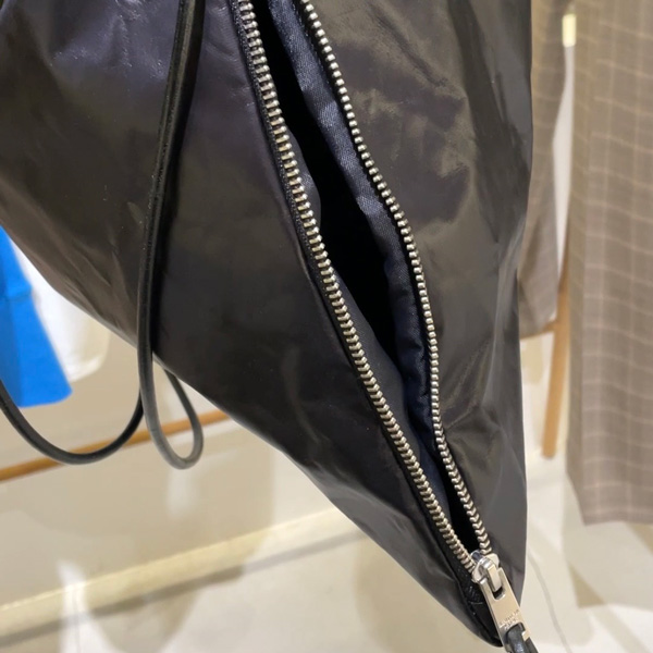 ビューティフルピープルの2023年秋コレクションのバッグ、「trash bag in alminium bonding」