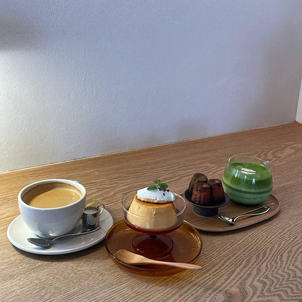 京都にあるカフェ「京都祇園茶寮」のカヌレ、自家製プリン、抹茶エスプレッソ、カフェラテ