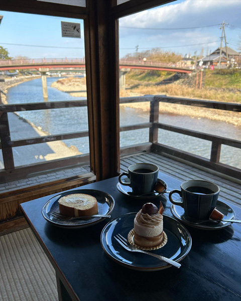 五十鈴川を眺めながらコーヒーとスイーツを