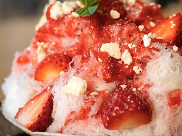 天然氷のかき氷店「中町氷菓店」の看板メニュー「完熟生苺とメレンゲ」
