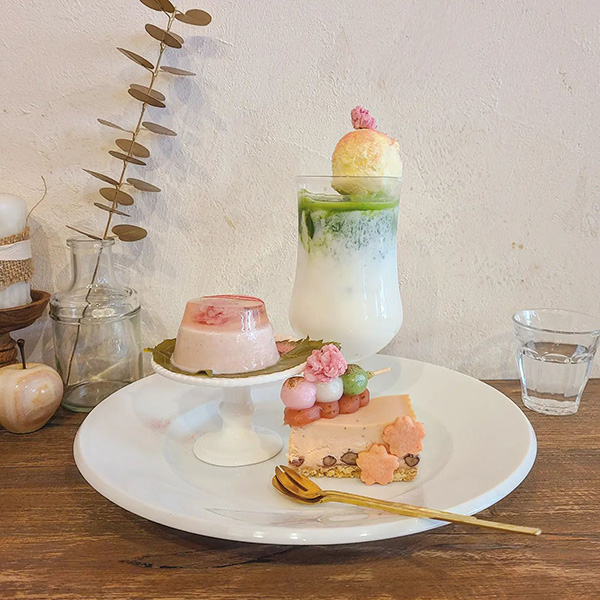 横浜・山手にあるカフェ、Little Village Cafeの桜スイーツプレート
