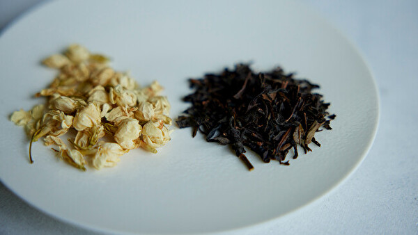 DEAN & DELUCAのシーズナルドリンクに使われる「ルイボス」と「紅烏龍茶」の茶葉