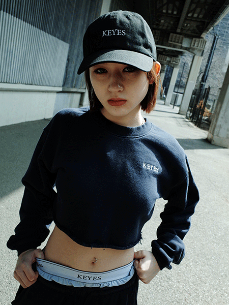 KEYESの「Embroidery Short Length Trainer」と「Embroidery Sweat Pants」の着用画像