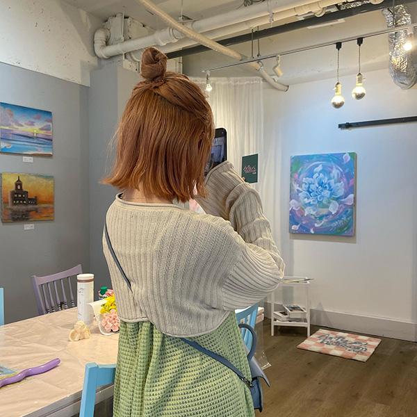 2022年、福岡・警固にオープンしたアート体験ができるカフェ「Arty cafe」店内