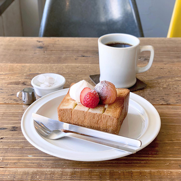 東京・竹の塚にあるカフェ、Stringstand Eitoの桜トースト
