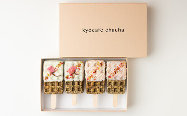 春の「京ワッフル」は茶葉たっぷりのミルクティー味。ほんのり塩味の桜＆フルーティーな苺は4月だけのお楽しみ