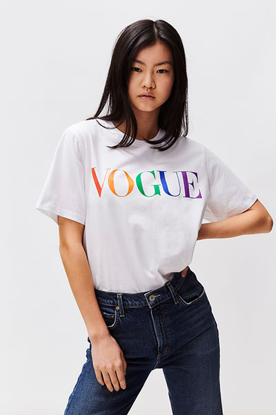 VOGUE Collectionの「『VOGUE』カラフルロゴ 白Tシャツ」着用画像