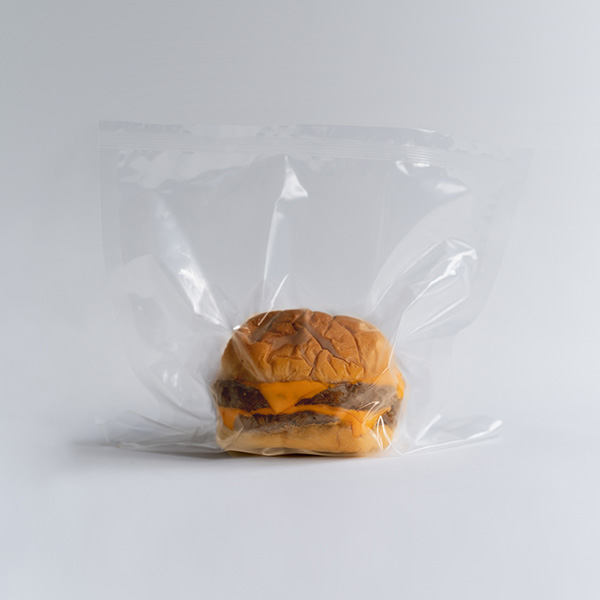 展示販売会「あなたの知らないレトルトフード展」で販売される「真空パックに詰められレトルト化したハンバーガー」