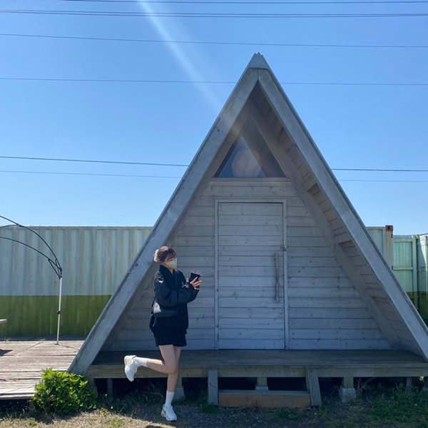 千葉県木更津市のワイルドビーチ木更津内にある、三角形の形がかわいい「ロッジ・トライアングル」