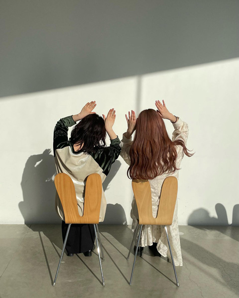 石川・金沢にある21世紀美術館の無料のアートスペースでポーズをとる女性2人