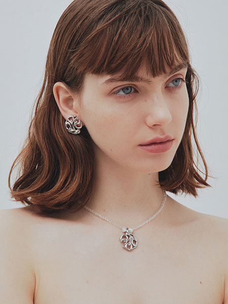 IRIS47の「ginger crystal necklace」と「ginger earring」の着用画像