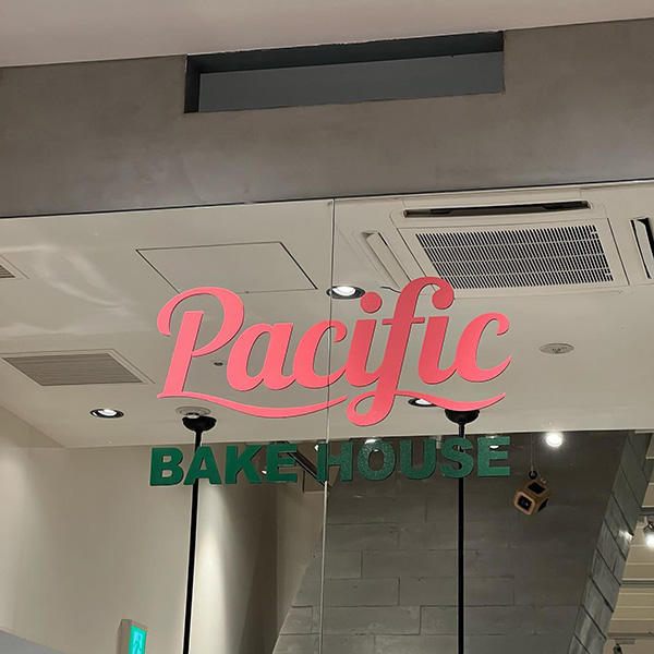 ローカルなハワイを感じられる七里ヶ浜の店舗とは対照的に、“シティハワイ”をテーマにした「Pacific BAKE HOUSE」