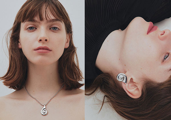 IRIS47の「ammonite necklace」と「ammonite earring」着用画像