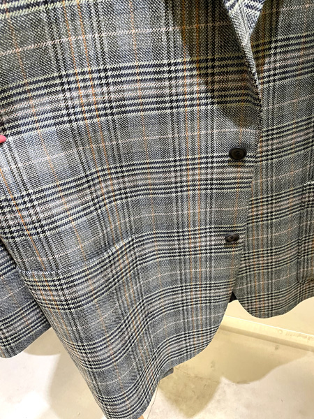 ビューティフルピープルの2023秋冬コレクション「tweed check S2B jacket」のポケットとボタン部分