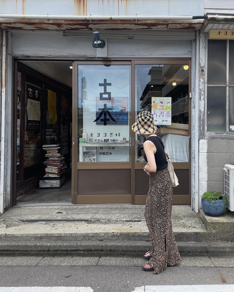 金沢・せせらぎ通りにある「オヨヨ書店」の入口