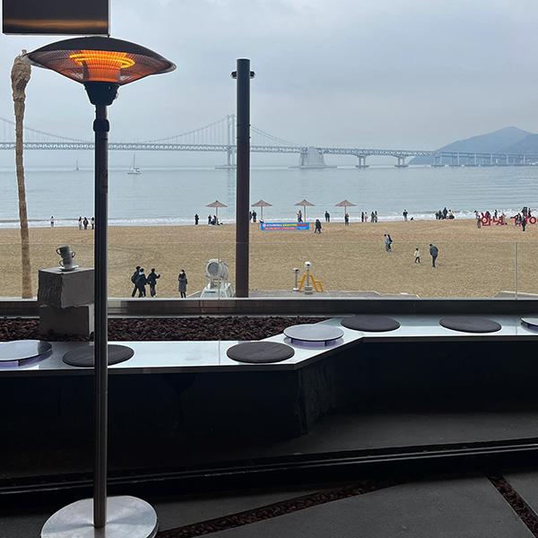 韓国・釜山（プサン）にあるカフェ、CAFFEINE CHARGERの窓側の席