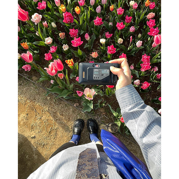 東京・立川氏にある「国営昭和記念公園」の花畑で撮った、チューリップとカメラ