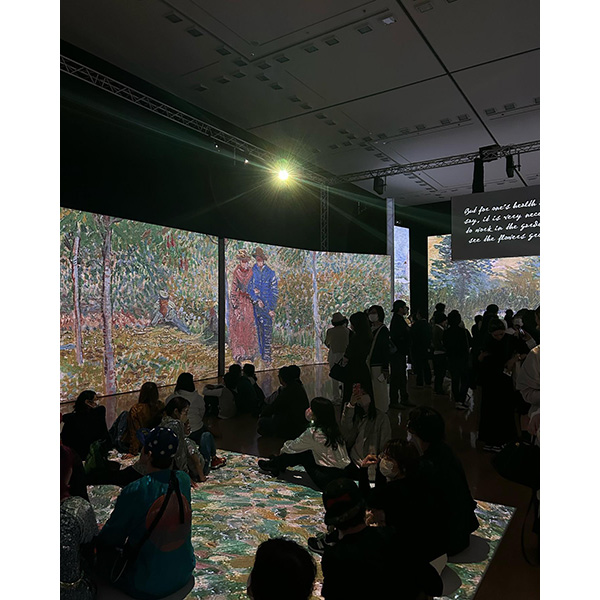 兵庫・神戸にある兵庫県立美術館で開催中の展覧会「ゴッホ・アライブ」の様子