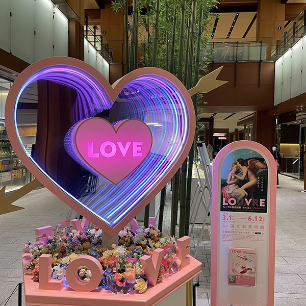 東京・六本木にある国立新美術館で開催中の「ルーヴル美術館展　愛を描く」のオブジェ