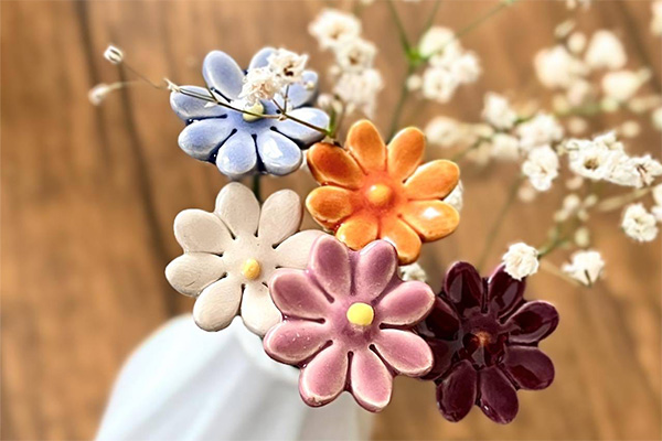 「Kis Keramia」の陶器のお花「ミニデイジー」