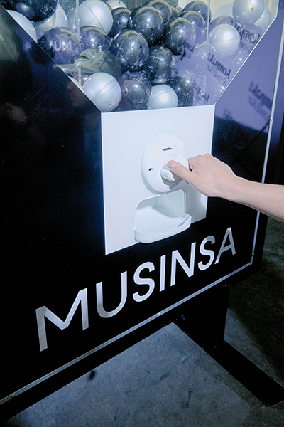 「MUSINSA TOKYO POP-UP STORE：SEOUL発 TOKYO初」内のガチャガチャ