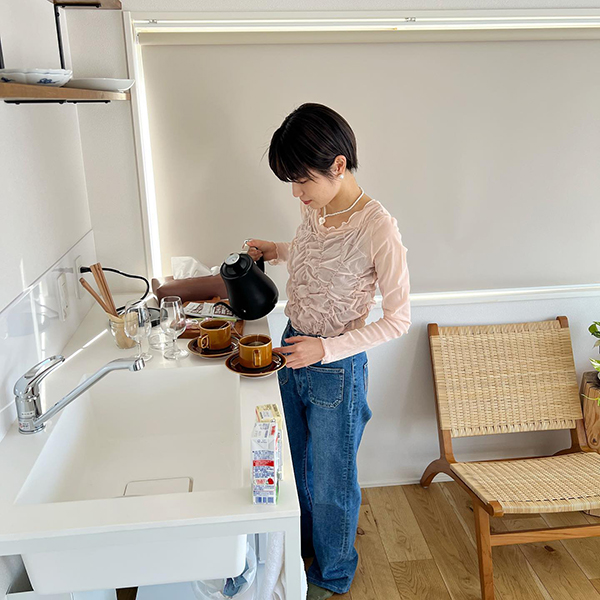 長崎にある「hotel&cafe ksnowki」でお茶を入れる女性