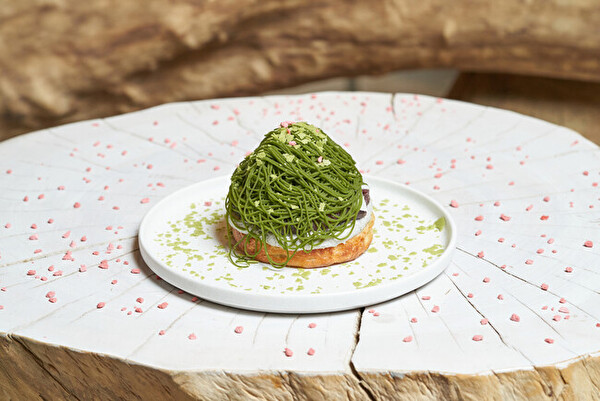 東京・渋谷のカフェ「パンとエスプレッソとまちあわせ」の「抹茶の切り株モンブランロール」