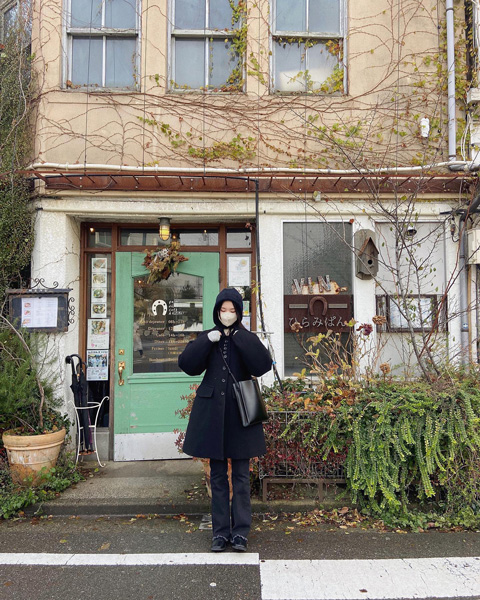 石川・金沢にある「ひらみぱん」の入口と女性