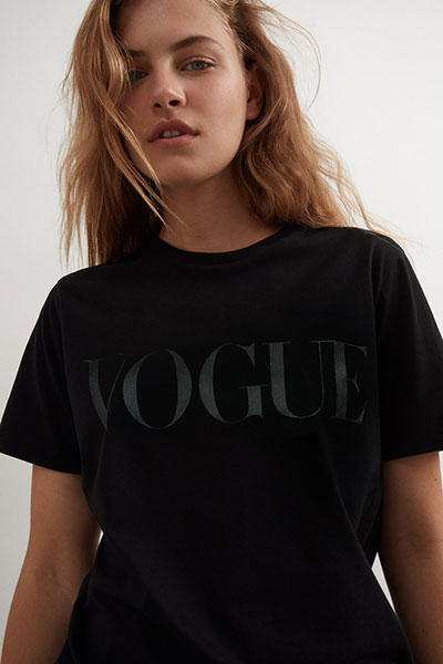 VOGUE Collectionの「『VOGUE』ブラックロゴ 黒Tシャツ」着用画像