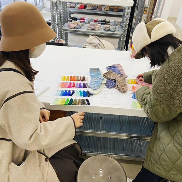 奈良「S.Labo」でできるチャリックス体験の中で、靴下の色を選んでいるところ