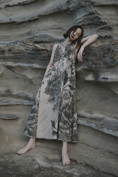 AMERI×KEITA MARUYAMAの「KEITAMARUYAMA × AMERI VOLUME FLARE DRESS」を着用した女性モデル