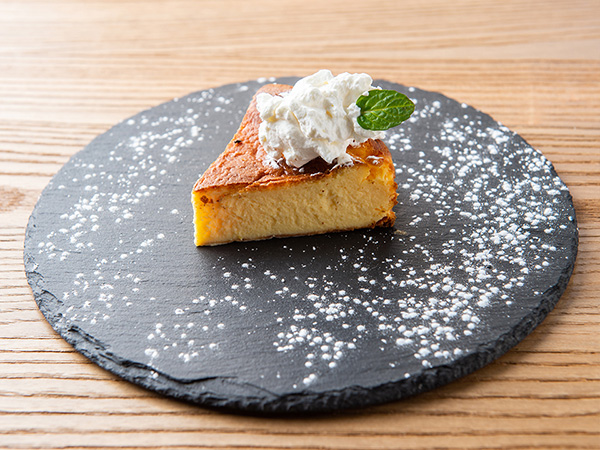 下北沢の「Cafe NOCE」で提供されている「バスクチーズケーキ」