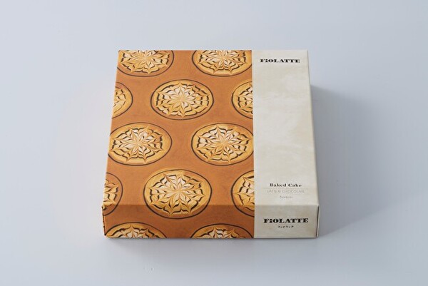 スイーツブランド「FiOLATTE」のカフェラテが香る定番アイテム「ベイクドケーキ」パッケージ