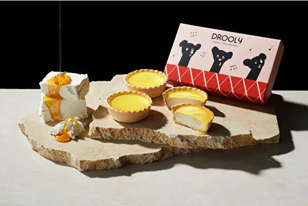 スイーツブランド「DROOLY」のオープン1周年を記念した「ハニーチーズタルト〔クリームチーズ with ハニー〕」