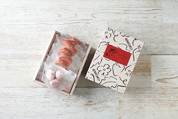 いちごスイーツ専門店「いちびこ」の焼き菓子ギフト“ICHIBIKOのとっておき”シリーズ「とっておき いちごのクッキー&うさぎのしっぽ」パッケージ