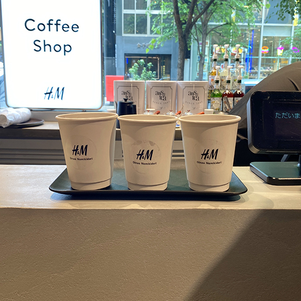 「H＆M 銀座並⽊通り店」のコーヒーショップ