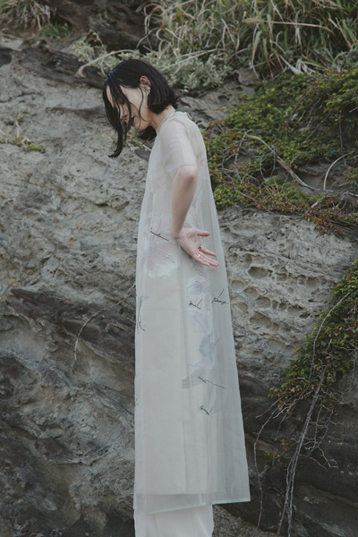 AMERI×KEITA MARUYAMAの「SHEER LAYERED DRESS」を着用した女性モデル